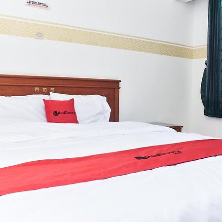 เรดดอร์ซ เนียร์ เลนมาร์ค มอลล์ ซูราบายา Hotel Pradahkalikendal ภายนอก รูปภาพ