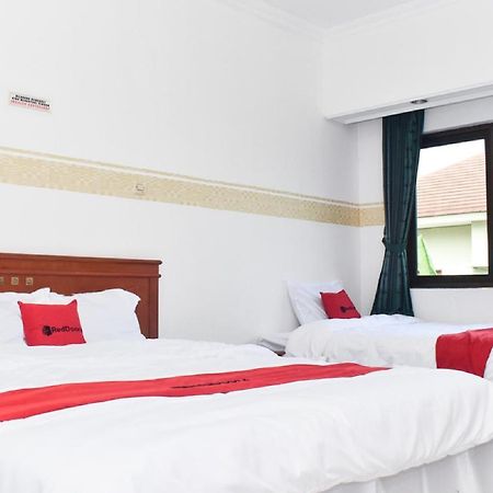 เรดดอร์ซ เนียร์ เลนมาร์ค มอลล์ ซูราบายา Hotel Pradahkalikendal ภายนอก รูปภาพ