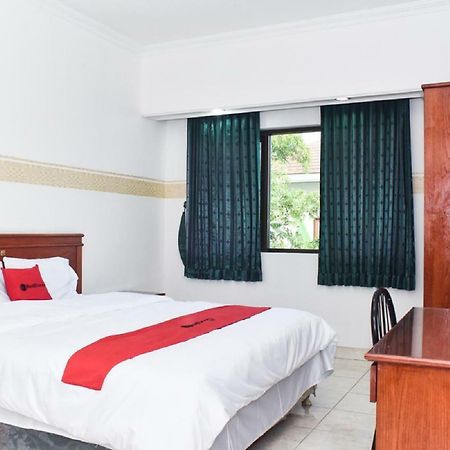 เรดดอร์ซ เนียร์ เลนมาร์ค มอลล์ ซูราบายา Hotel Pradahkalikendal ภายนอก รูปภาพ