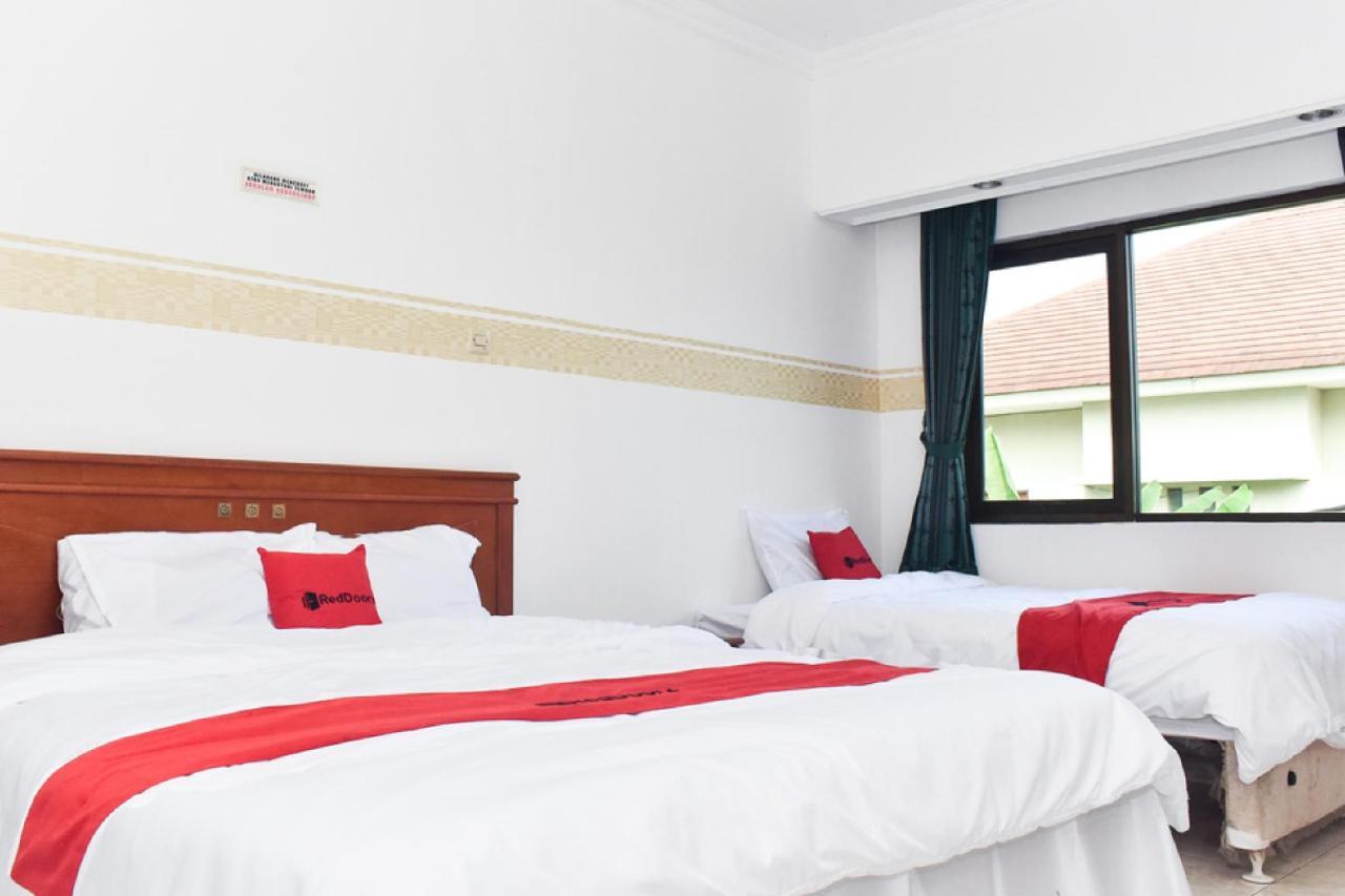เรดดอร์ซ เนียร์ เลนมาร์ค มอลล์ ซูราบายา Hotel Pradahkalikendal ภายนอก รูปภาพ