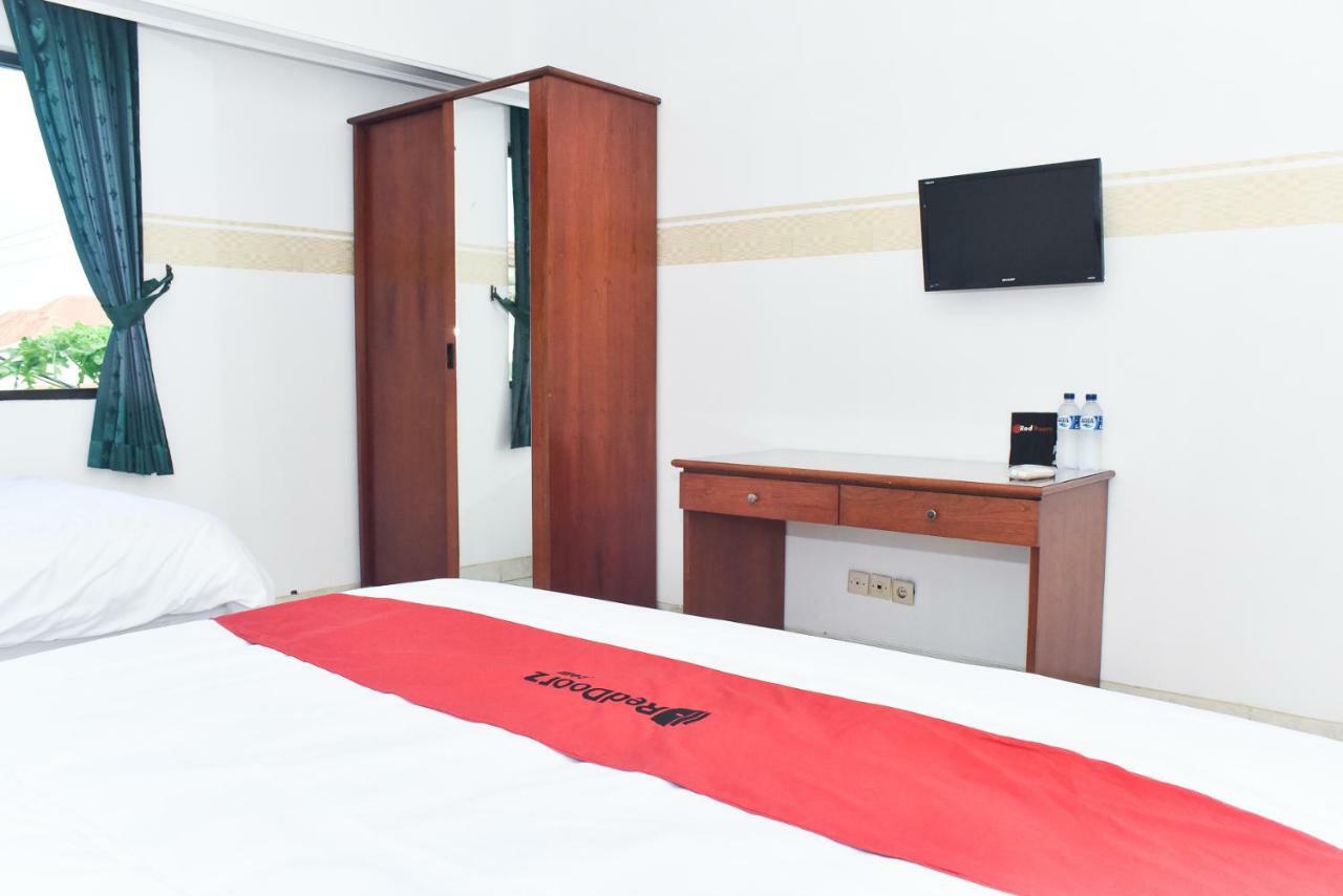 เรดดอร์ซ เนียร์ เลนมาร์ค มอลล์ ซูราบายา Hotel Pradahkalikendal ภายนอก รูปภาพ