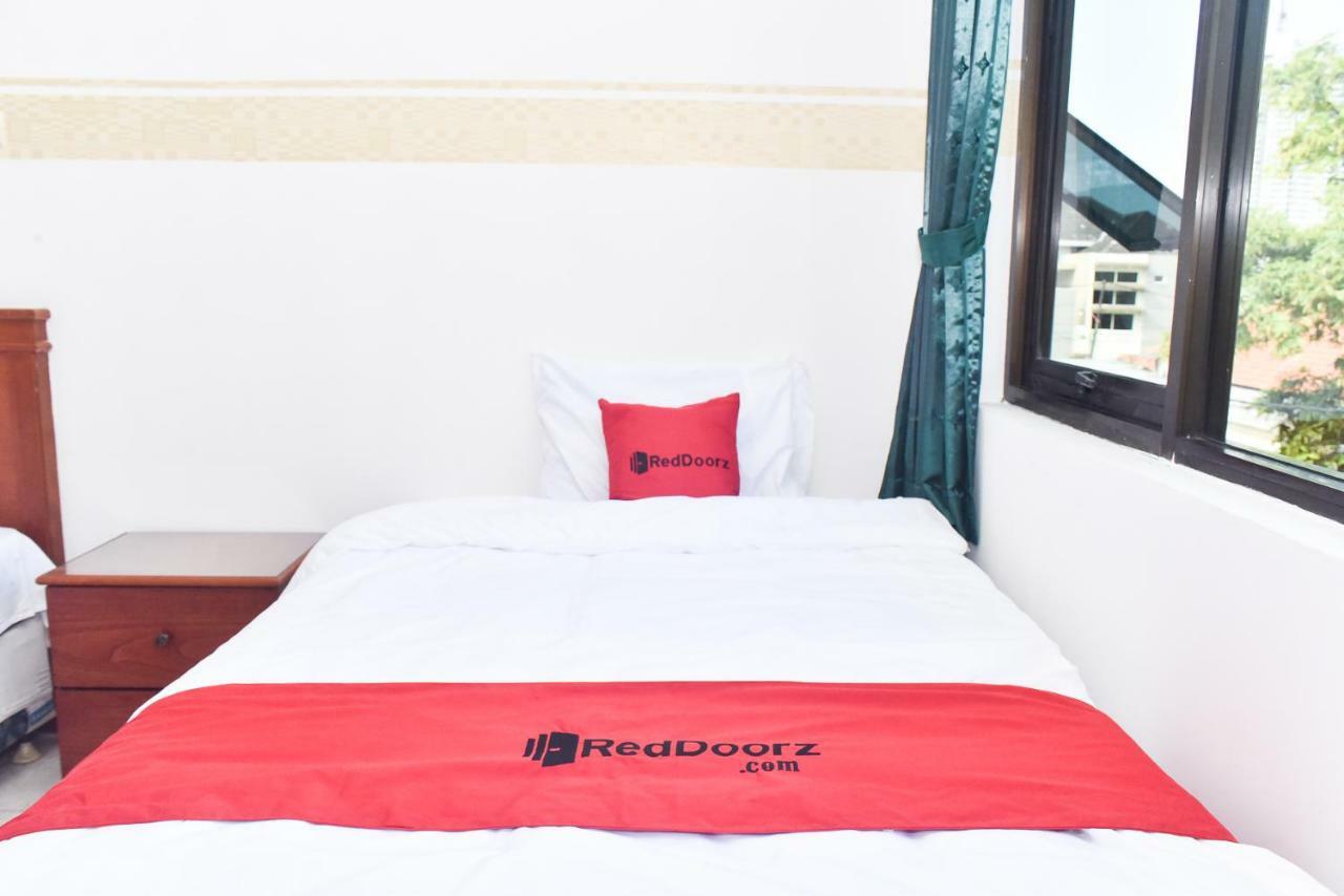 เรดดอร์ซ เนียร์ เลนมาร์ค มอลล์ ซูราบายา Hotel Pradahkalikendal ภายนอก รูปภาพ