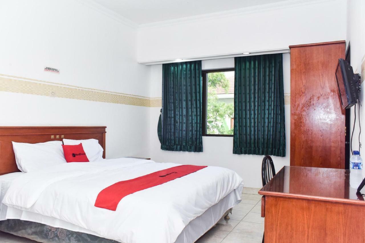 เรดดอร์ซ เนียร์ เลนมาร์ค มอลล์ ซูราบายา Hotel Pradahkalikendal ภายนอก รูปภาพ
